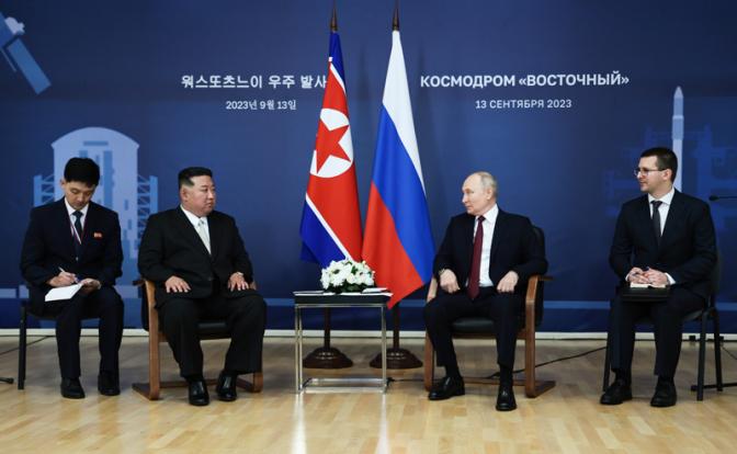 На фото: президент РФ Владимир Путин (второй справа) и председатель государственных дел КНДР Ким Чен Ын (второй слева) во время переговоров