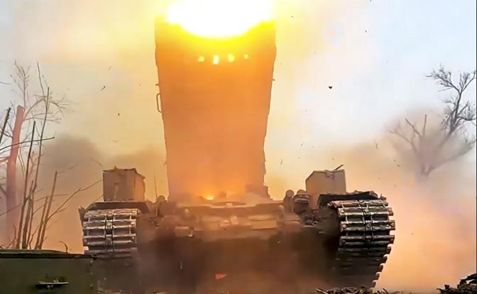 На фото: работа огнеметной системы "Солнцепек" в зоне СВО