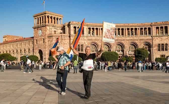 На фото: люди у Дома правительства Армении. 19 сентября Минобороны Азербайджана сообщило, что Баку начал "антитеррористические мероприятия" локального характера в Карабахе для восстановления конституционного строя.