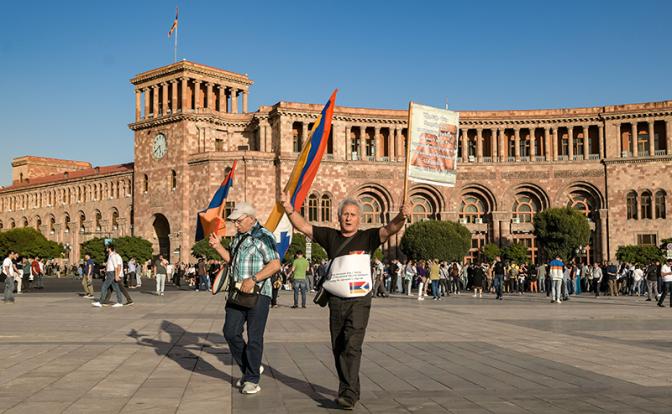 На фото: люди у Дома правительства Армении