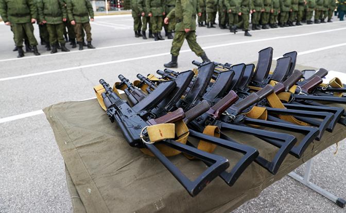 На фото: автоматы АК-74