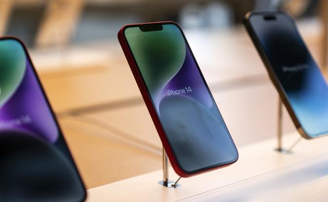 Мужчина 7 лет копил на iPhone 14 и складывал монеты в 19-литровую бутылку