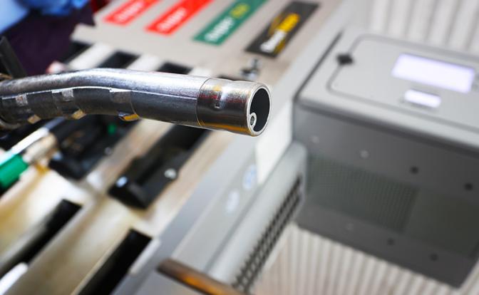 Guardian: После запрета РФ на экспорт бензина и дизеля цены на топливо в Европе выросли