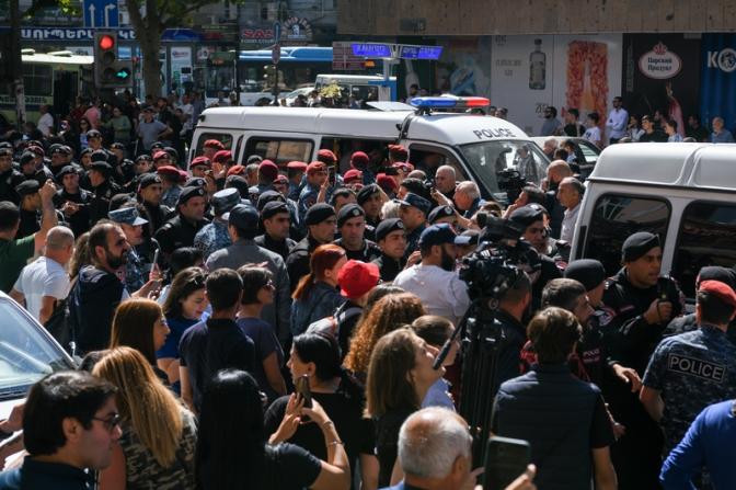 На фото: участники акции протеста в центре Еревана.