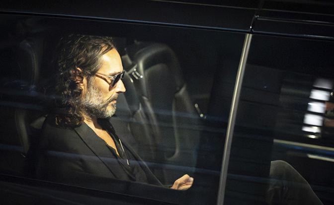 На фото: британский комик и поклонник теорий заговоров Рассел Бренд