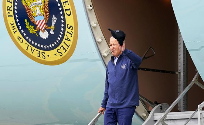 На фото: резидент США Джо Байден прибыл в Мичиган для участия в забастовке работников автомобильных предприятий