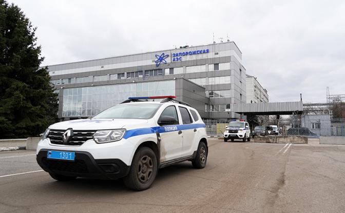 На фото: автомобили делегации МАГАТЭ и ООН у Запорожской АЭС.