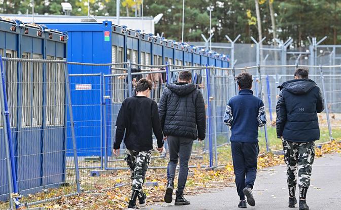 «Обманывают глупую Европу»: В Польше предложили запереть мигрантов в центрах содержания