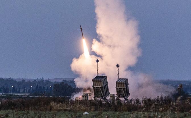 На фото: израильская система «Железный купол» ведет огонь из Сдерота для перехвата ракет, выпущенных из сектора Газа. Воинствующие палестинцы в секторе Газа выпустили несколько ракет по Израилю.