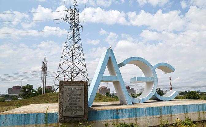 На фото: на въезде на территорию Запорожской атомной электростанции