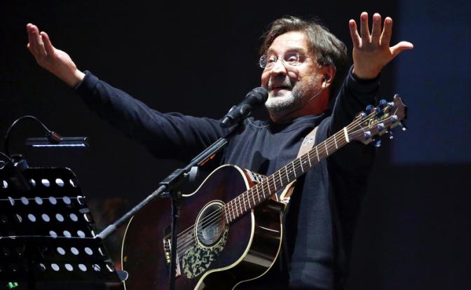 На фото: лидер группы ДДТ Юрий Шевчук во время выступления