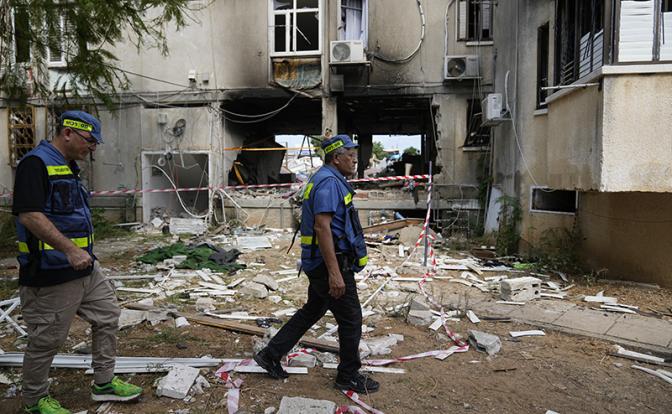 На фото: последствия ракетного обстрела со стороны сектора Газа в Ашкелоне