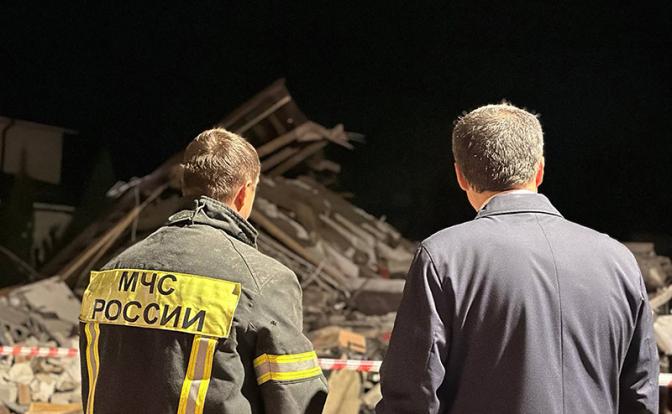 На фото: губернатор Белгородской области Вячеслав Гладков (справа) у разрушенного в результате попадания беспилотника ВСУ дома. По сообщению губернатора, в результате атаки БПЛА разрушены два жилых дома и погибли по меньшей мере три человека.