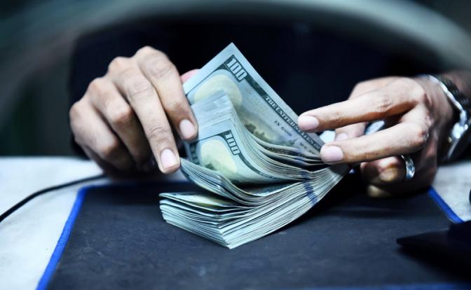 Эксперт Бунич сделал прогноз курса доллара после решения о продаже валютной выручки