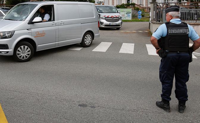 Le Figaro: Напавший на школу во Франции молодой человек кричал «Аллах Акбар»