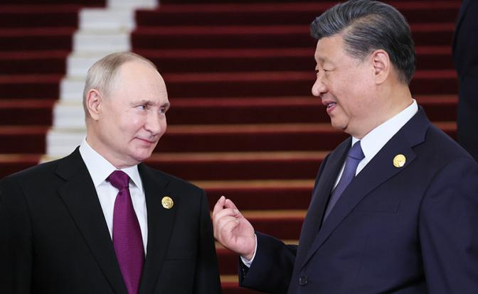 На фото: президент РФ Владимир Путин и председатель КНР Си Цзиньпин (слева направо)
