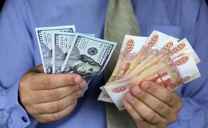 «Вспомним хотя бы Газпром»: эксперт Минчичова о том, что продажа валютной выручки не вытягивает курс рубля