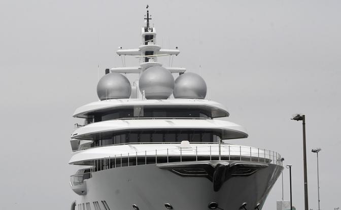 На фото: конфискованная США "яхта Керимова" Amadea в порту Сан-Диего