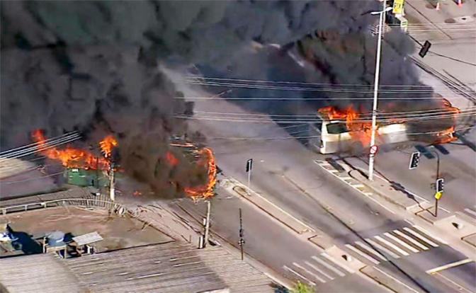 На фото: в Рио-Де-Жанейро было подожжено 35 автобусов после смерти подозреваемого Матеуша да Силва Резенде