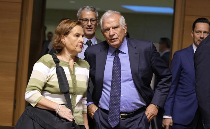 На фото: верховный представитель ЕС по иностранным делам и политике безопасности Жозеп Боррель (в центре) на заседании Совета ЕС по иностранным делам