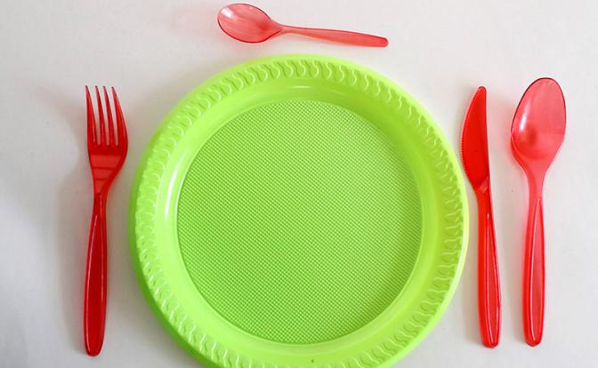 Ученые доказали, что пластиковая посуда повышает риск появления онкологии