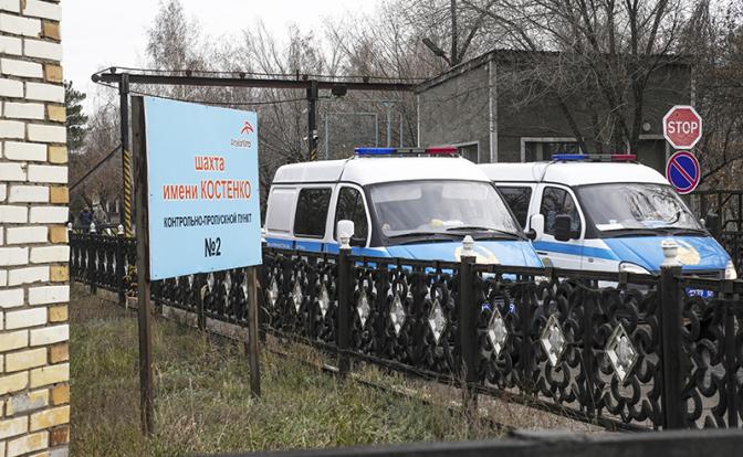 На фото: машины скорой помощи у шахты имени Костенко.