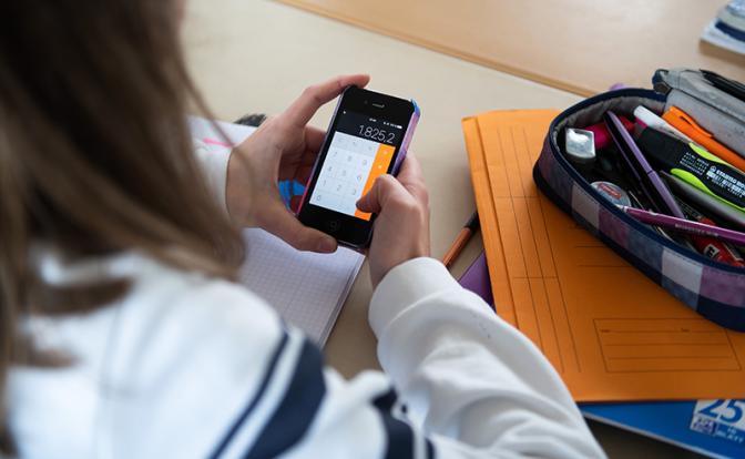 Госдума рассмотрит законопроект о запрете мобильных телефонов в школах