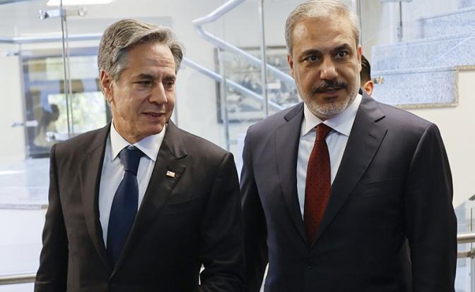 На фото: глава МИД Турции Хакан Фидан и госсекретарь США Энтони Блинкен (справа налево) во время встречи. AP/TASS