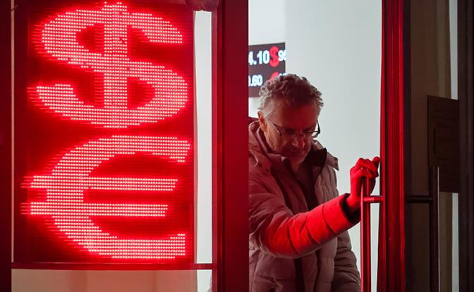 Курс доллара вновь подрос