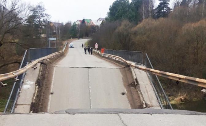 На фото: обрушившийся мост через реку Пахра.