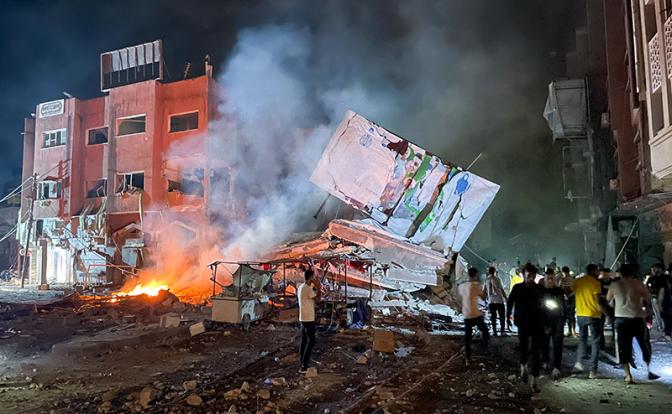 Катарский эмир потребовал от ООН расследовать обстрелы больниц в секторе Газа