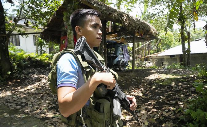 На фото: сотрудник филиппинской полиции