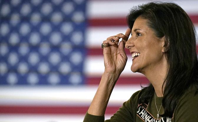 На фото: предвыборная кампания кандидата в президенты США от Республиканской партии Никки Хейли в Довере (штат Нью-Гэмпшир)