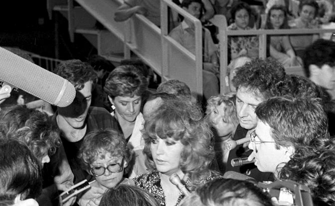 На фото: певица Алла Пугачева в спорткомплексе «Олимпийский» перед концертом, средства от которого пойдут в фонд помощи пострадавшим от аварии на Чернобыльской АЭС, 1986 год.