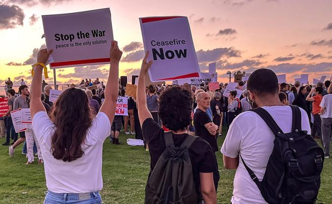 На фото: участники протестной акции против военных действий в секторе Газа на городской набережной