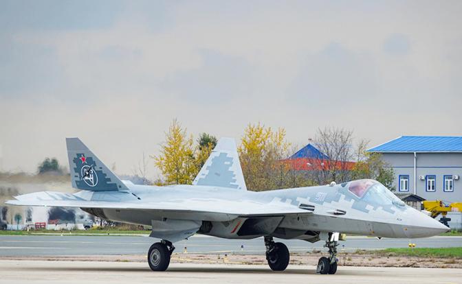 На фото: модернизированный самолет пятого поколения Су-57