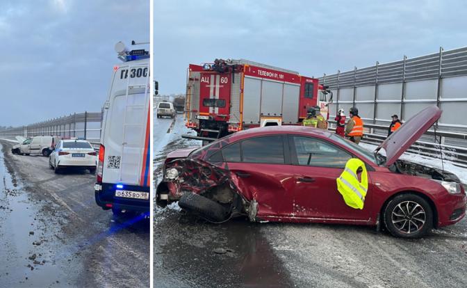 На фото: полиция устанавливает детали смертельного ДТП на КАД в котором погиб 28-летний мужчина