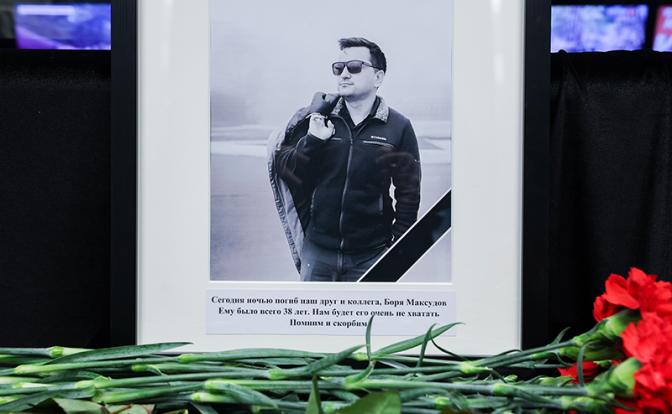 На фото: портрет погибшего корреспондента Бориса Максудова в офисе ВГТРК