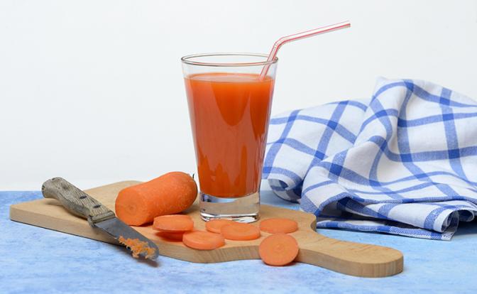 Названы серьёзные последствия чрезмерного употребления популярного у россиян сока