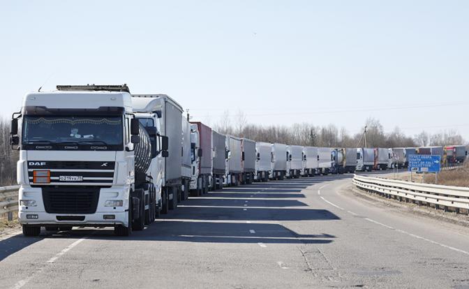 На границе с Литвой резко увеличилась вереница фур из РФ