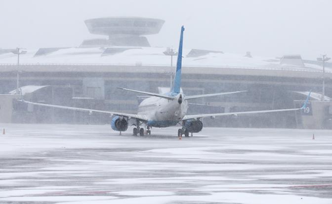 Сильный снегопад в Москве: отменены или задержаны около 40 авиарейсов