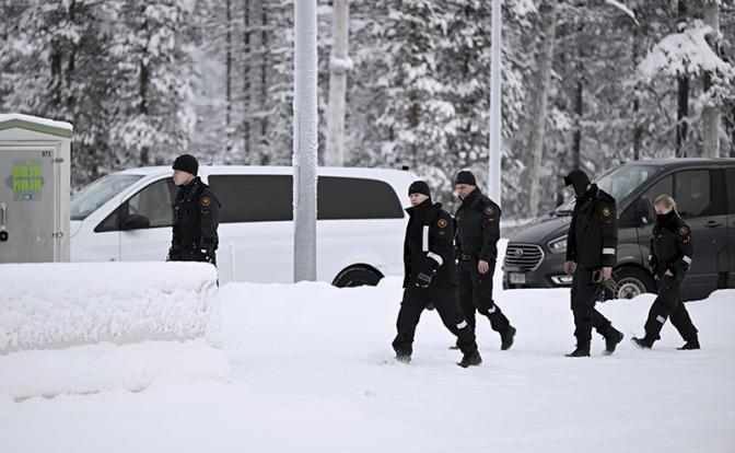 На фото: финские пограничники у международного пункта пропуска "Рая-Йоосеппи" на границе Финляндии с Россией. В настоящее время это единственный работающий погранпереход на востоке страны