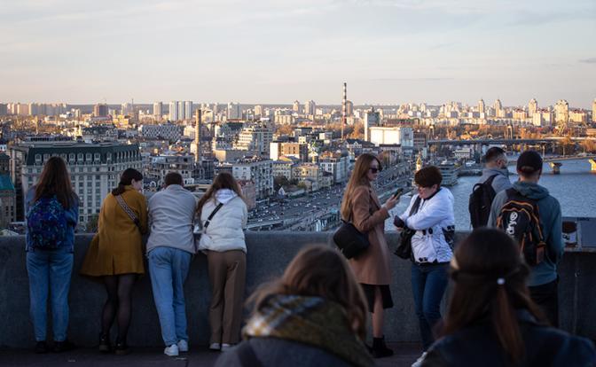 Уставшие украинцы рассказали Bloomberg о своих больших страхах