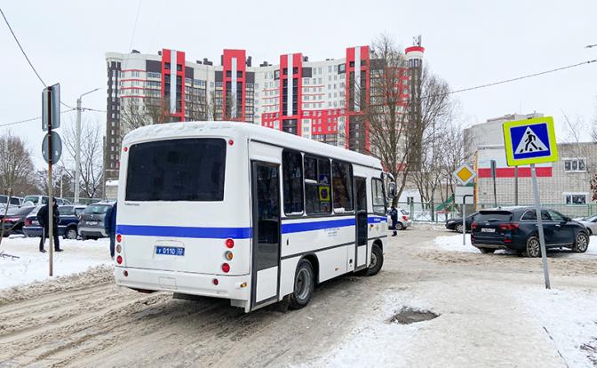 На фото: полицейские автомобили на месте стрельбы в гимназии № 5.