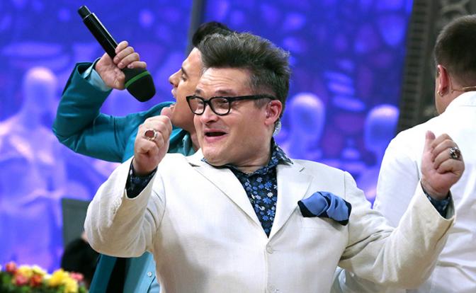 На фото: ведущий телепередачи "Модный приговор" на Первом канале, модельер Александр Васильев (на первом плане)