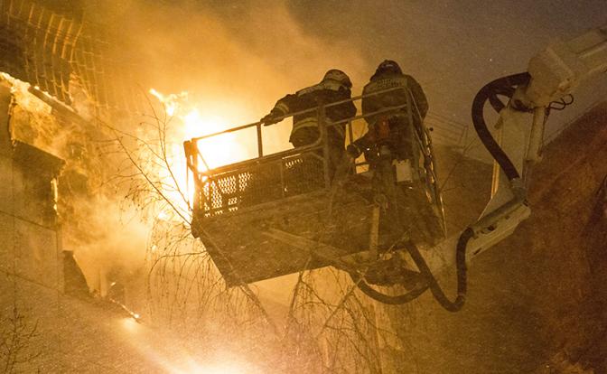 В квартире жилого дома в Москве произошёл сильный пожар, есть погибшие