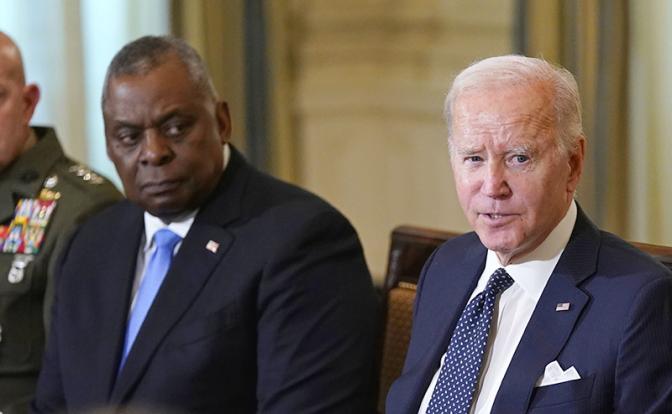 На фото (слева направо): министр обороны США Ллойд Остин, президент США Джо Байден