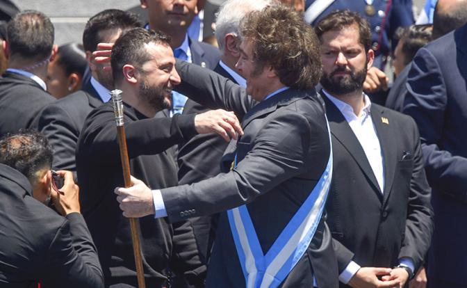 На фото: президенты Украины Владимир Зеленский (слева) поздравляет избранного президента Аргентины Хавьера Милея на церемонии инаугурации