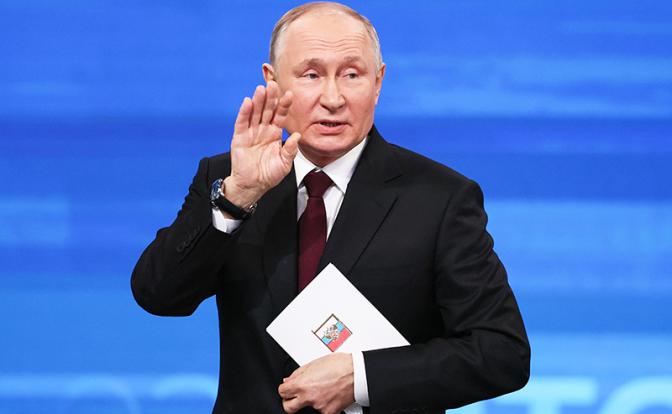 На фото: президент России Владимир Путин во время программы "Итоги года" в Гостином дворе.