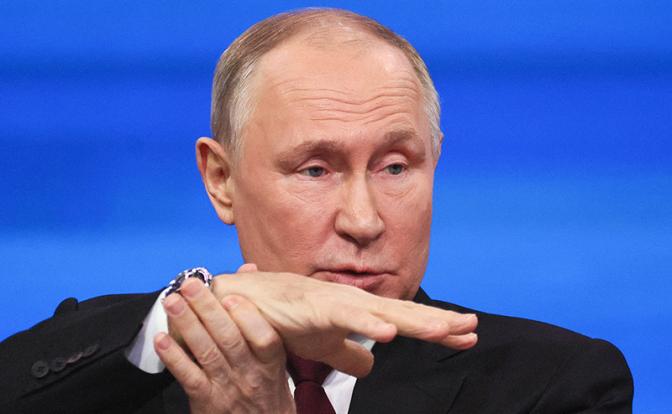 На фото: президент России Владимир Путин во время программы "Итоги года" в Гостином дворе в Москве